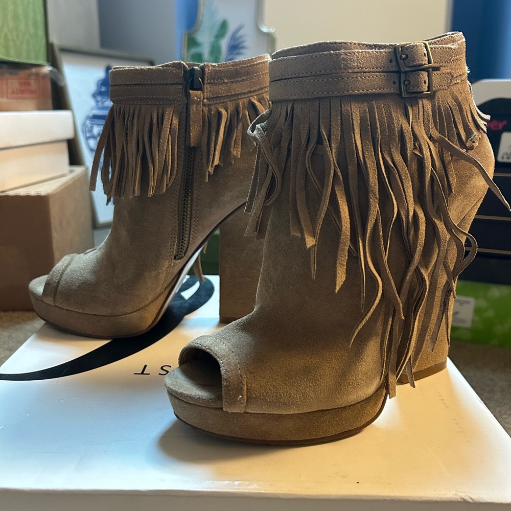EUC Nine West open toe taupe suede booties, size 6